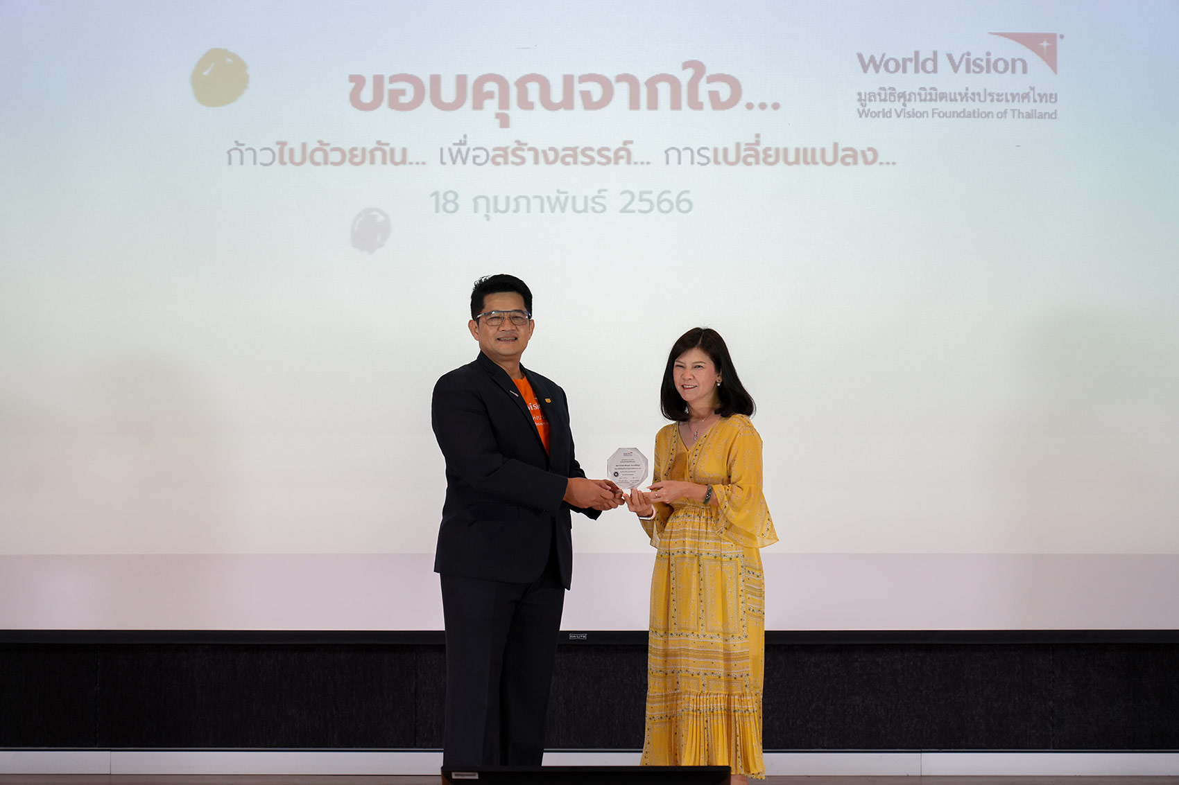 คุณวรรณดาลักษณ์ร่วมงาน ‘ขอบคุณจากใจฯ’ ที่จัดขึ้นเพื่อขอบคุณผู้อุปการะ ในโอกาสที่ให้ความอุปการะเด็กอย่างต่อเนื่องถึง 15 ปี งานนี้ไม่ได้เป็นเพียงแค่การมารับโล่ขอบคุณเท่านั้น แต่สำหรับ คุณวรรณดาลักษณ์ นี่คือการมาพบครอบครัวศุภนิมิตฯ ซึ่งเป็นเหมือน “บ้าน” อีกหลังของเธอ