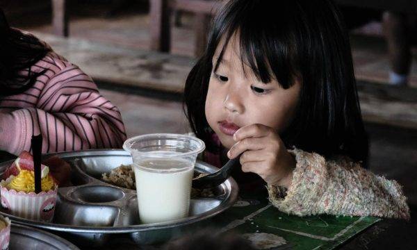 girl-eating-breakfast